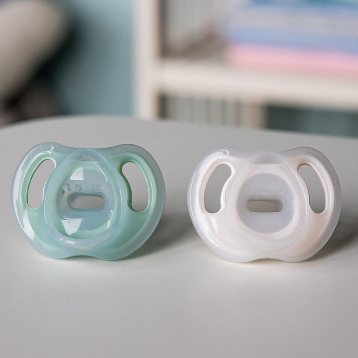Tommee Tippee Ultra-Light Silicone Soother For 0-6 Months, Pack of 2's - Easy Pharmacy LLC