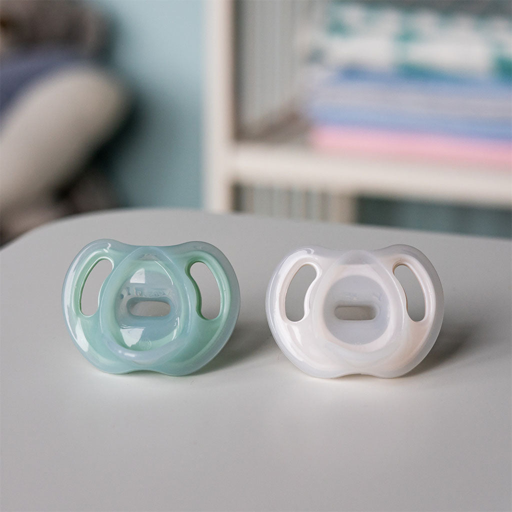 Tommee Tippee Ultralight Super Orthodontic Soft Silicone Baby Soother For 0 To 6 Months - Green/White, Pack of 2’s - Easy Pharmacy LLC